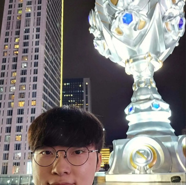 Faker社媒分享2025历程照片：Goodbye，2025！